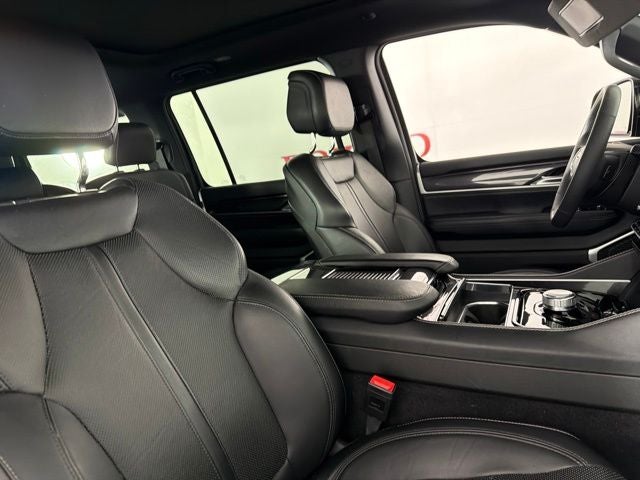 2024 Jeep Wagoneer Base