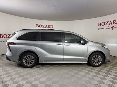 2022 Toyota Sienna XLE 8 Passenger