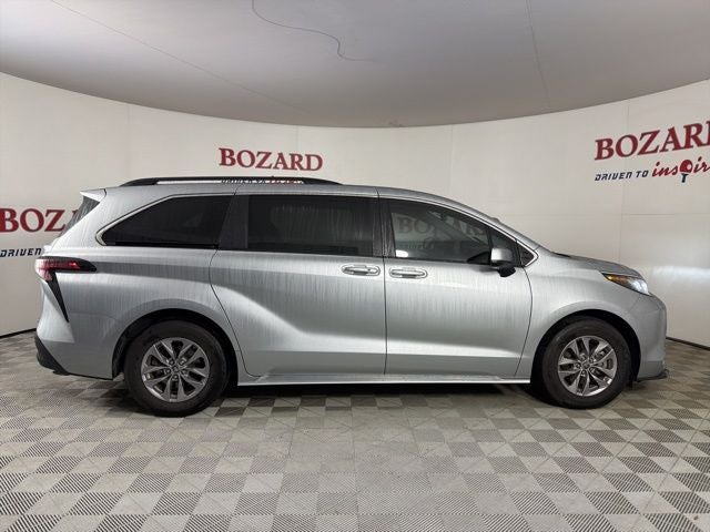 2022 Toyota Sienna XLE 8 Passenger