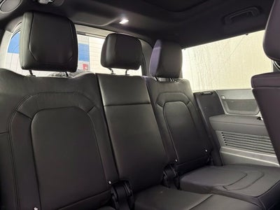 2023 Land Rover Defender 130 X-Dynamic SE