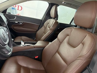 2020 Volvo XC90 T6 Momentum